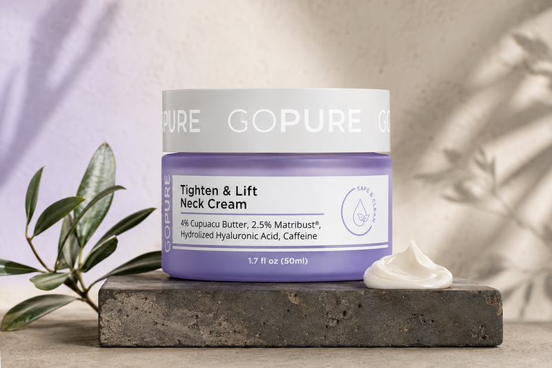 Crema reafirmante Klyvora aplicada en cuello, papada y escote